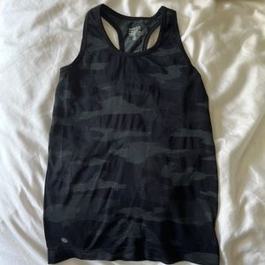 Athleta Momentum Seamless Camo Tank in Black (size XS)